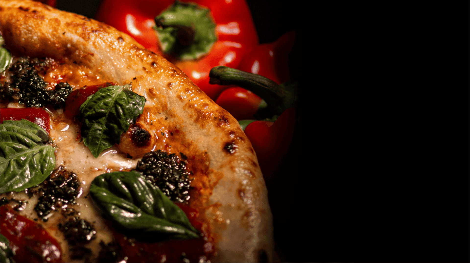 Pizza artesanal con albahaca y tomates